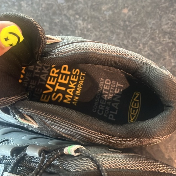Keen Gray Sneakers with Sturdy Design and Traction - Picture 6 of 8